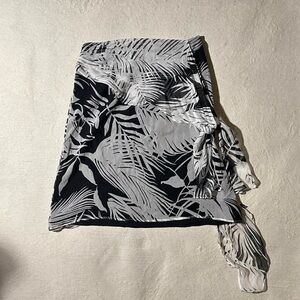 Due Per Due Women’s 6 Tropical Black and White Silk Skirt Beachy Asymmetrical